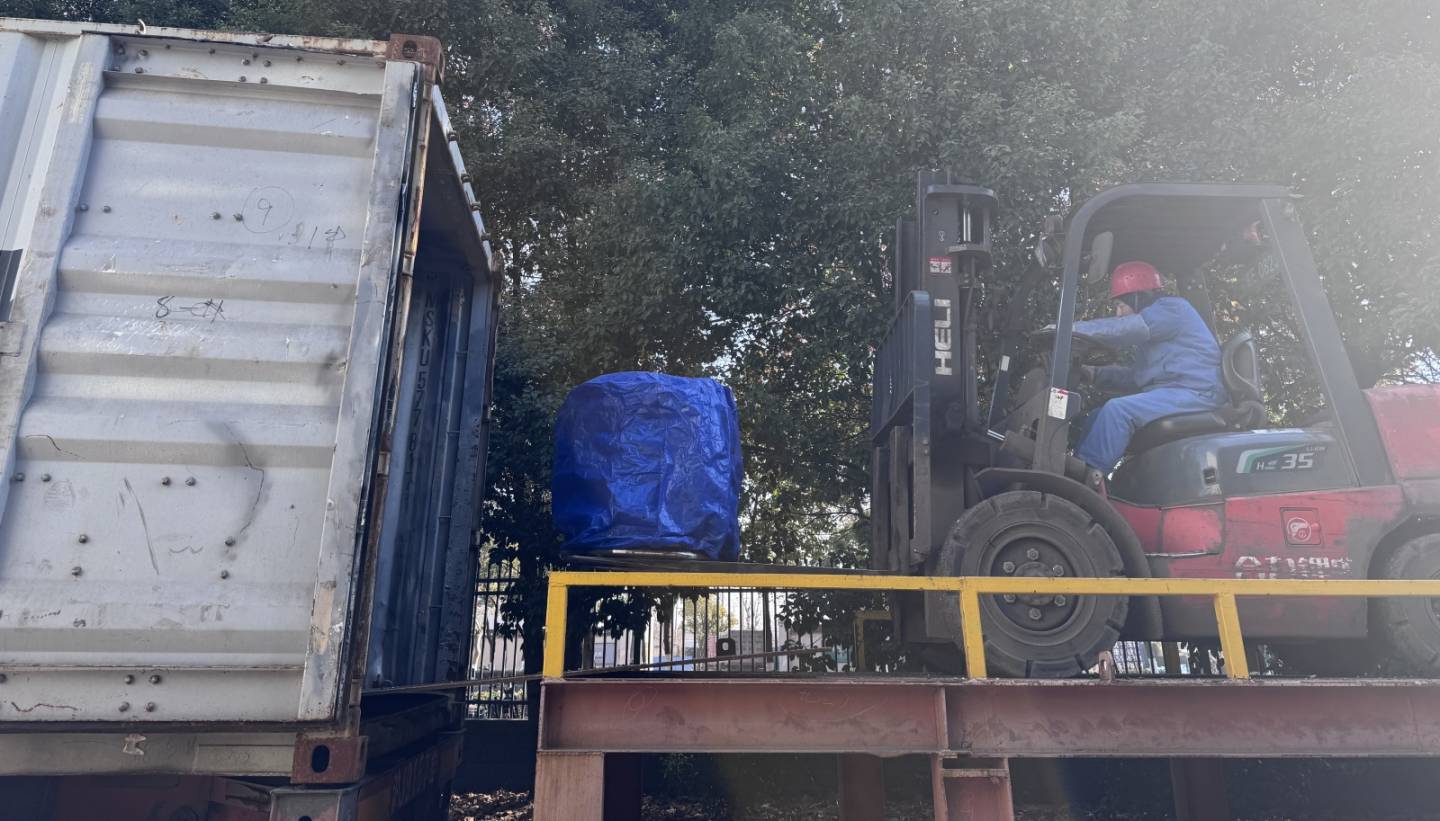 100 MTJ650B عجلات مشحونة إلى الدنمارك